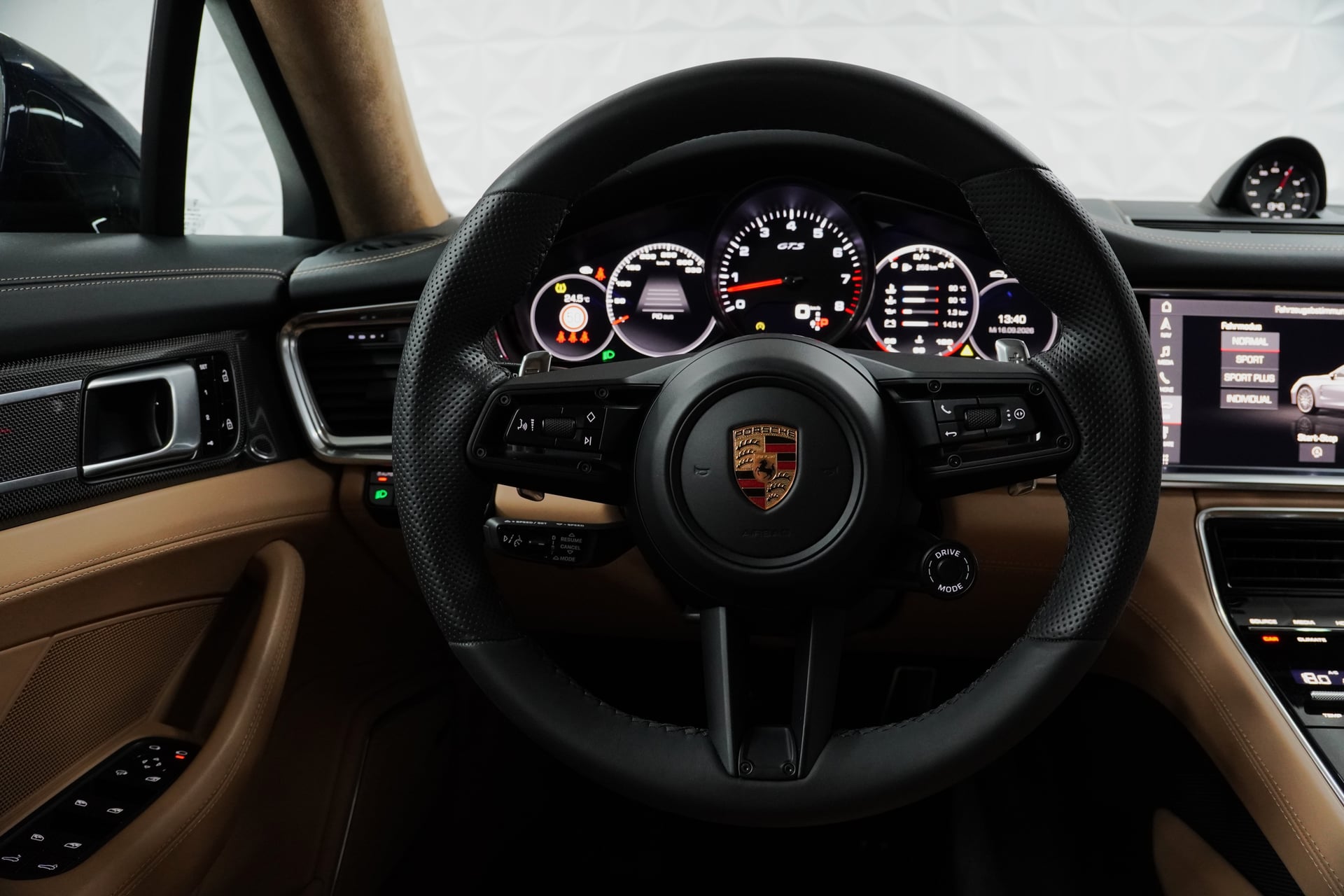 Porsche Panamera GTS Sport Turismo PDK – Bild 19