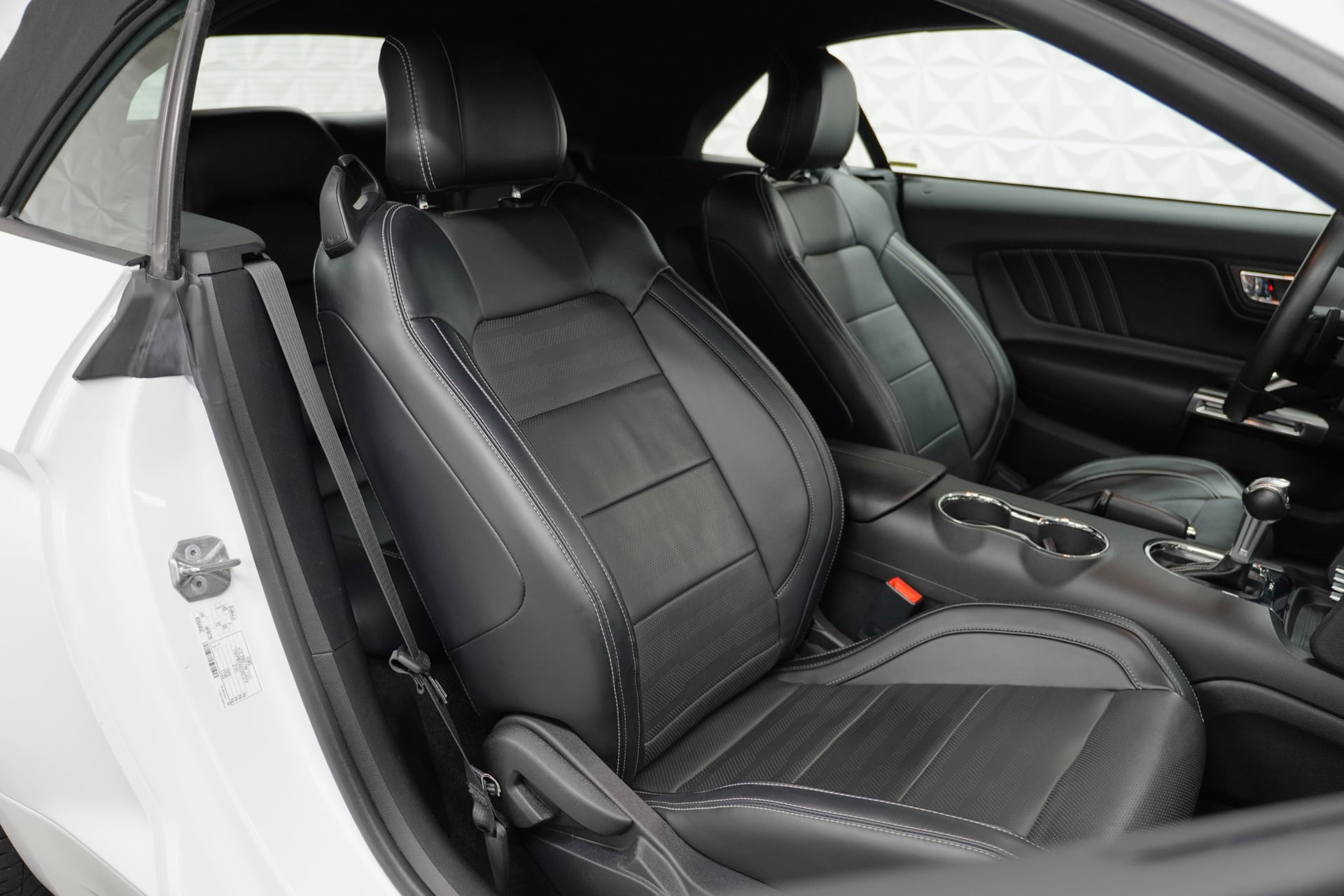 Ford Mustang Convertible 2.3 Automat – Bild 12