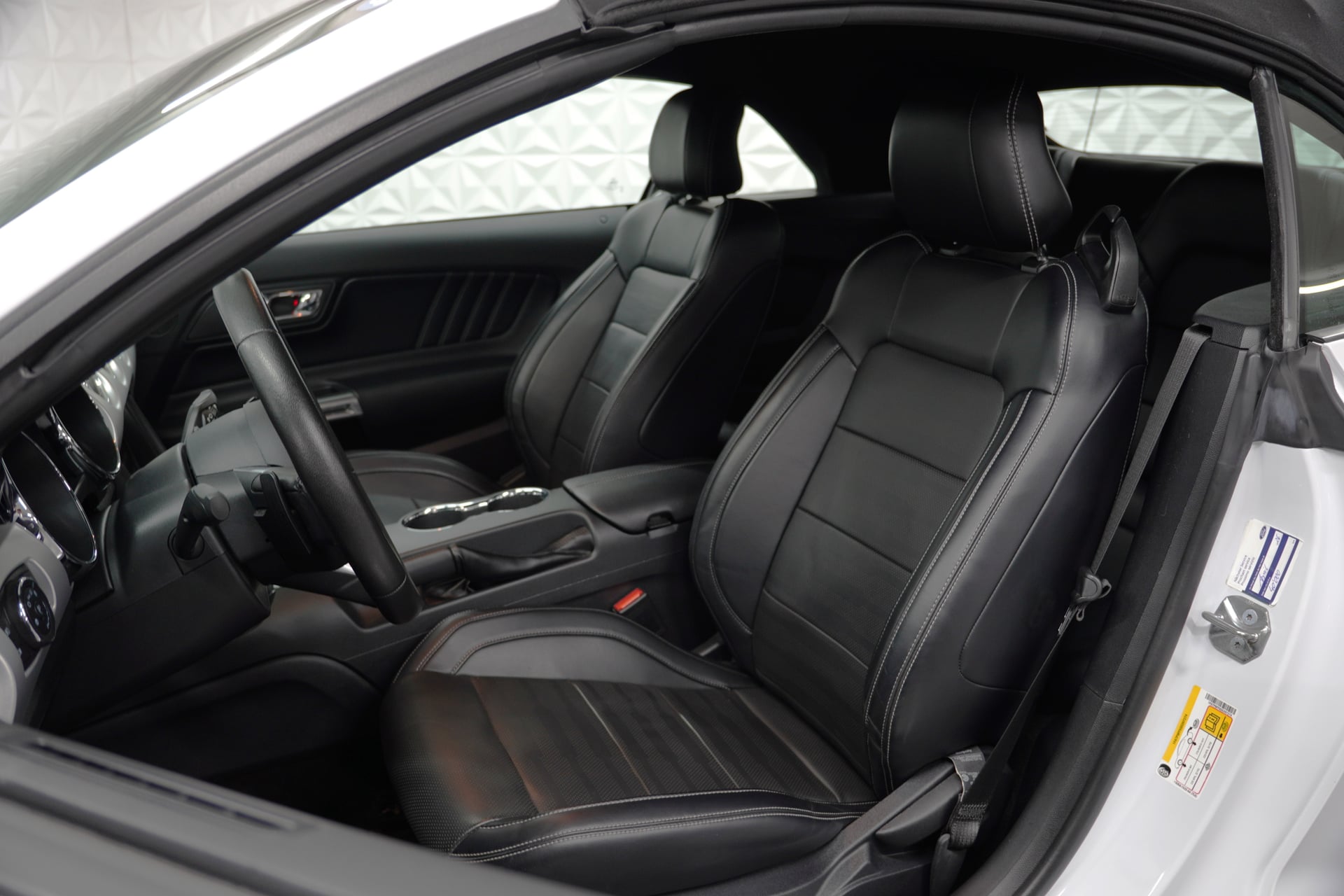 Ford Mustang Convertible 2.3 Automat – Bild 11