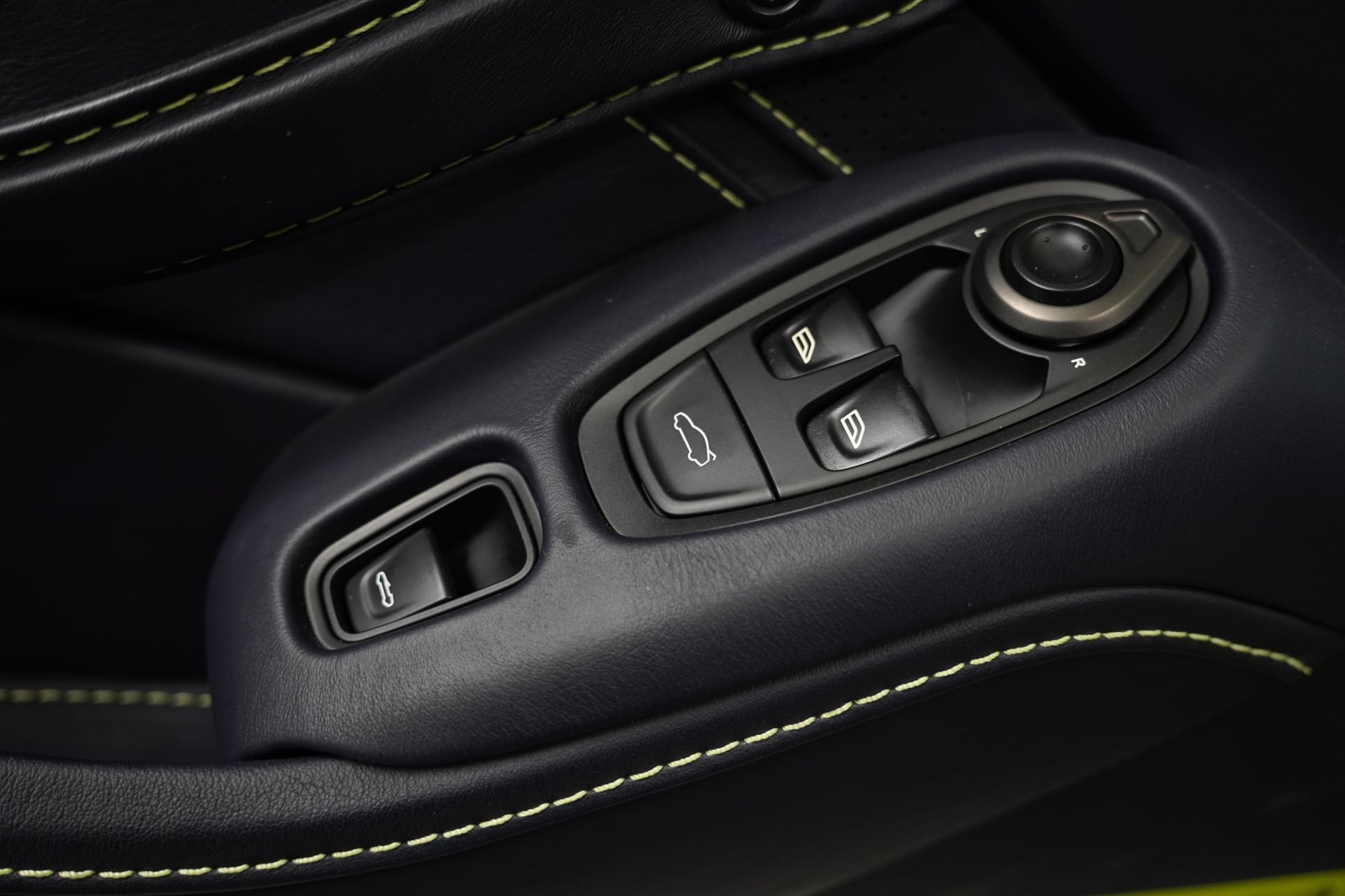 Aston Martin V8 Vantage 4.0 Roadster – Bild 19